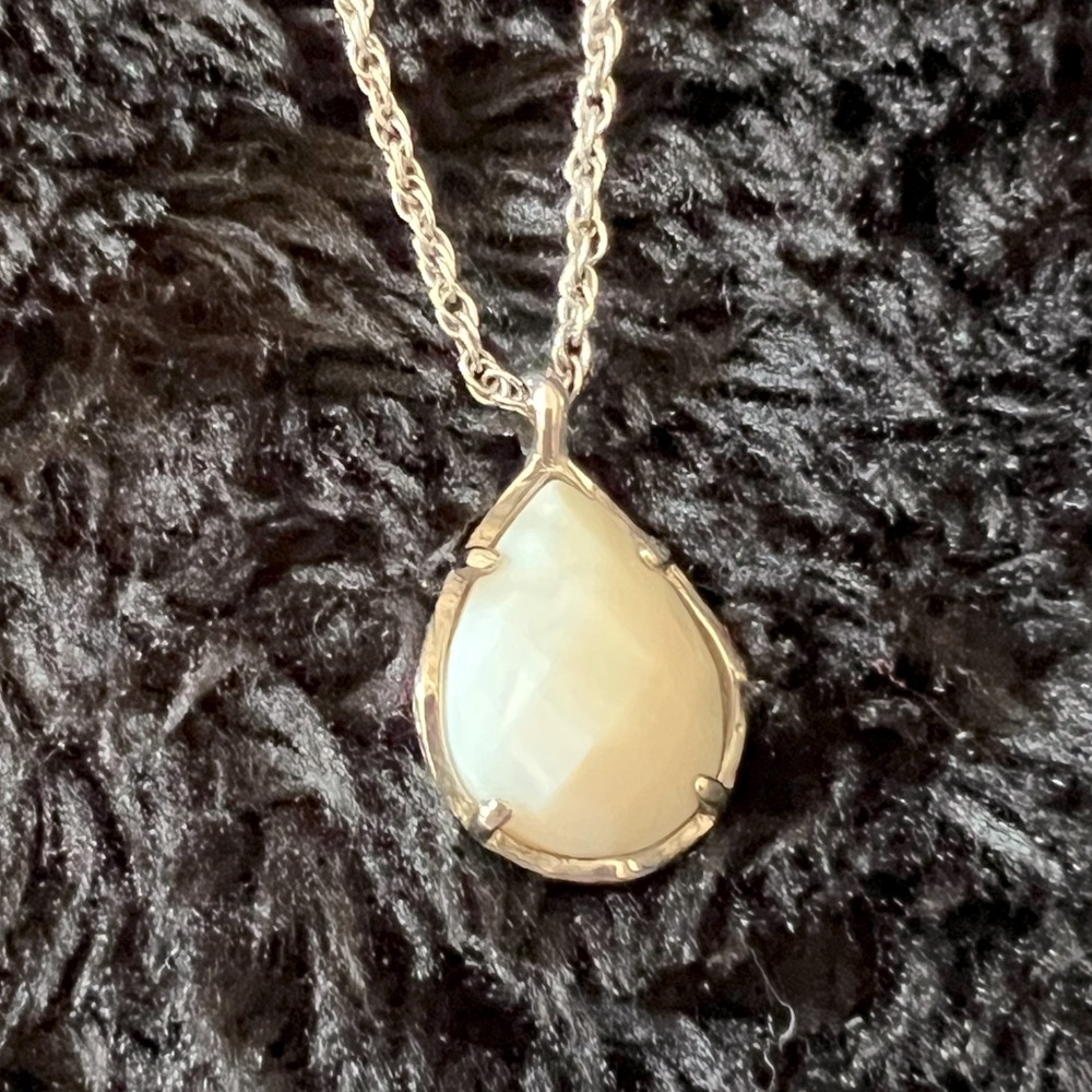 Kendra Scott necklace